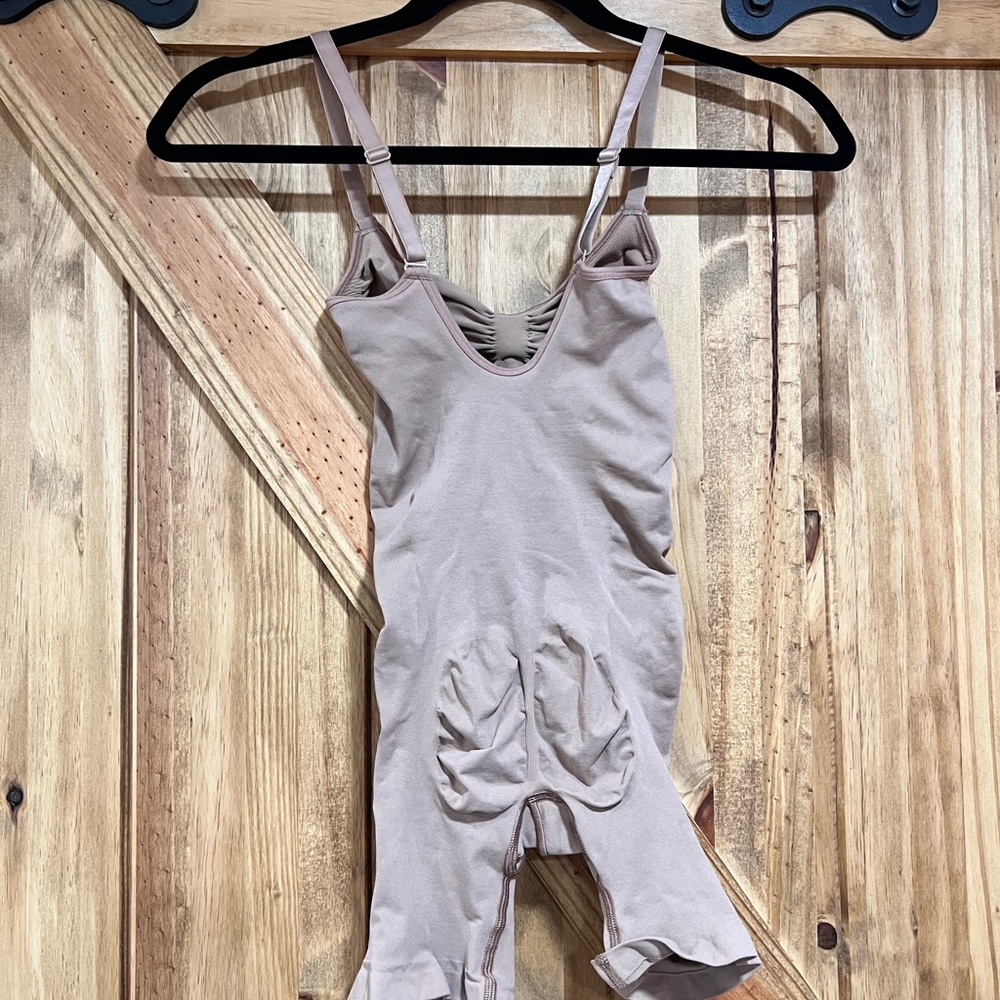 SKIMS Mid Thigh Bodysuit— Seamless Sculpt